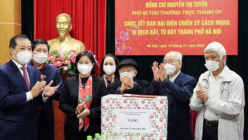 Lãnh đạo TP Hà Nội thăm, chúc Tết Ban liên lạc Chiến sĩ cách mạng bị địch bắt tù đày