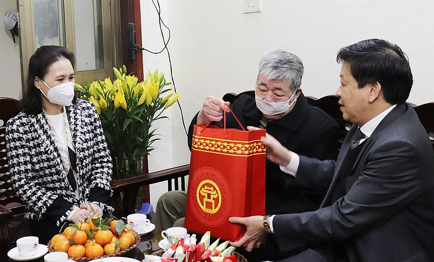 Phó Chủ tịch UBND thành phố Dương Đức Tuấn trao quà cho thương binh Nguyễn Văn Hanh.