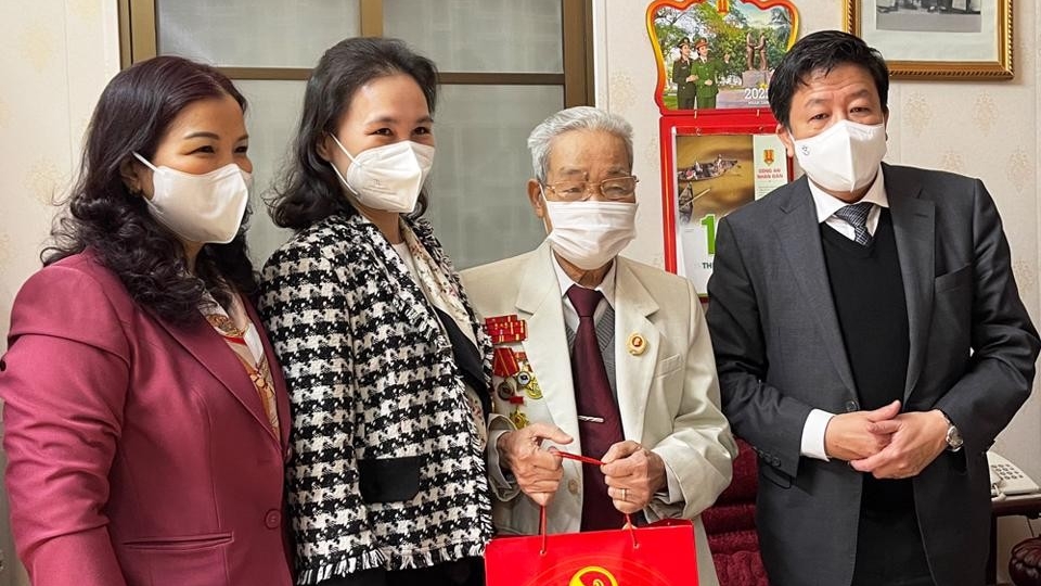 Lãnh đạo TP Hà Nội thăm, tặng quà cho các gia đình chính sách tại quận Hà Đông