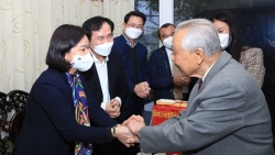 Phó Bí thư Thường trực Thành ủy Hà Nội Nguyễn Thị Tuyến thăm, tặng quà gia đình chính sách