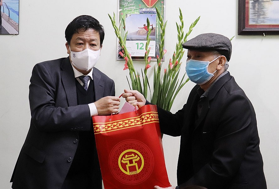 Phó Chủ tịch UBND thành phố Dương Đức Tuấn trao quà cho bệnh binh Phạm Văn Chữ.