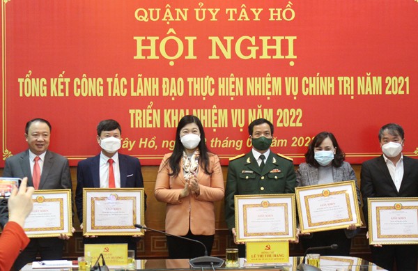Chủ tịch Ủy ban MTTQ Việt Nam Thành phố Nguyễn Lan Hương khen thưởng các tổ chức cơ sở Đảng quận Tây Hồ hoàn thành xuất sắc nhiệm vụ năm 2021