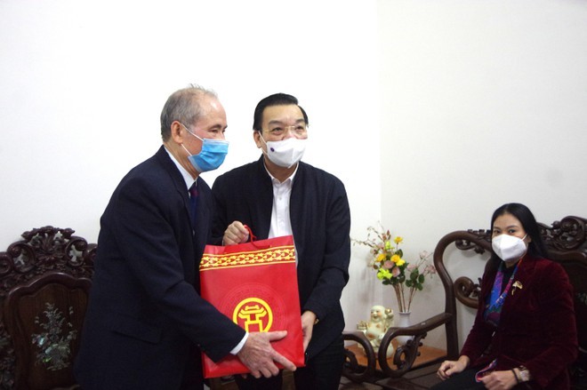 Chủ tịch UBND thành phố Chu Ngọc Anh tặng quà cho đồng chí Lê Bá Hựu.