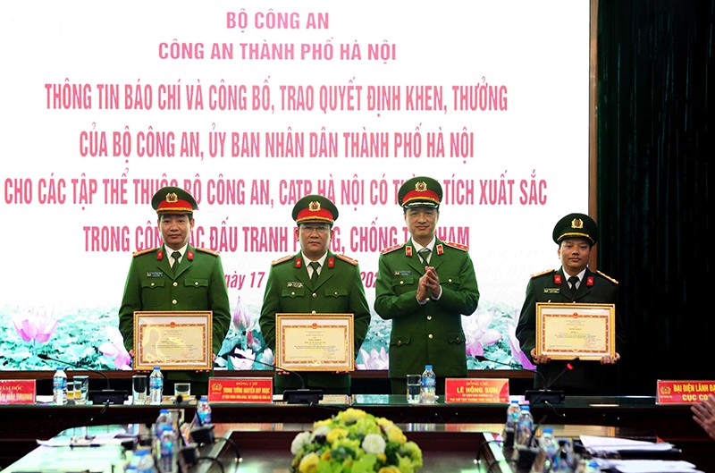 Trung tướng Nguyễn Duy Ngọc, Thứ trưởng Bộ Công an trao Quyết định khen thưởng của Bộ trưởng Bộ Công an cho các đơn vị, cá nhân có thành tích phá án