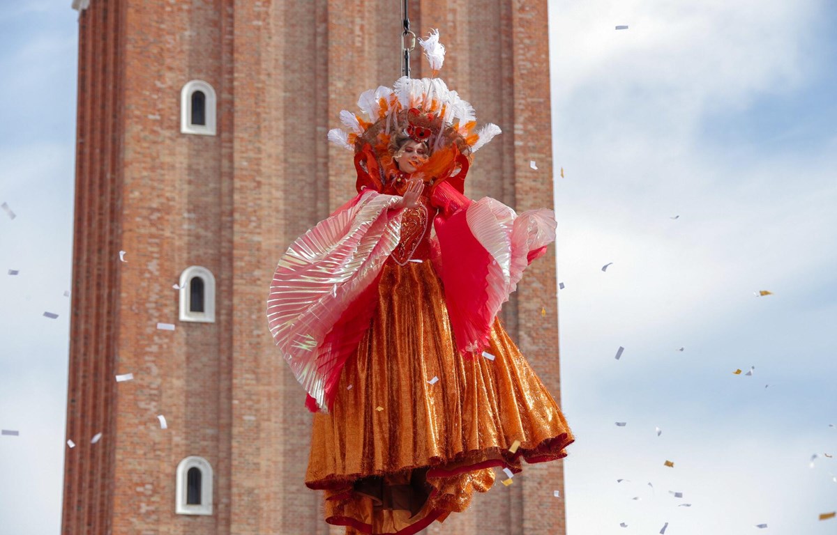 thien su bay long lay mo man le hoi carnival venice o italy