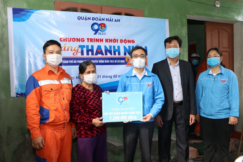 Hỗ trợ thay mới hệ thống điện và tặng quà cho hộ nghèo tại quận Hải An
