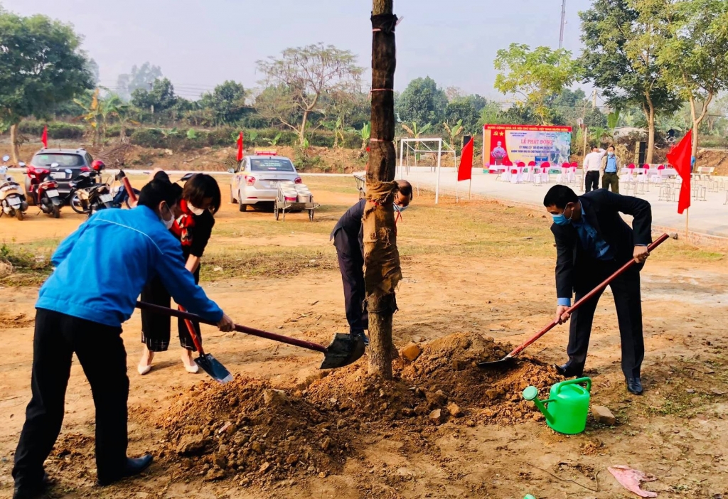 Các đồng chí đại diện lãnh đạo Huyện đoàn, xã Việt Hùng, huyện Đông Anh trồng cây tại buổi lễ