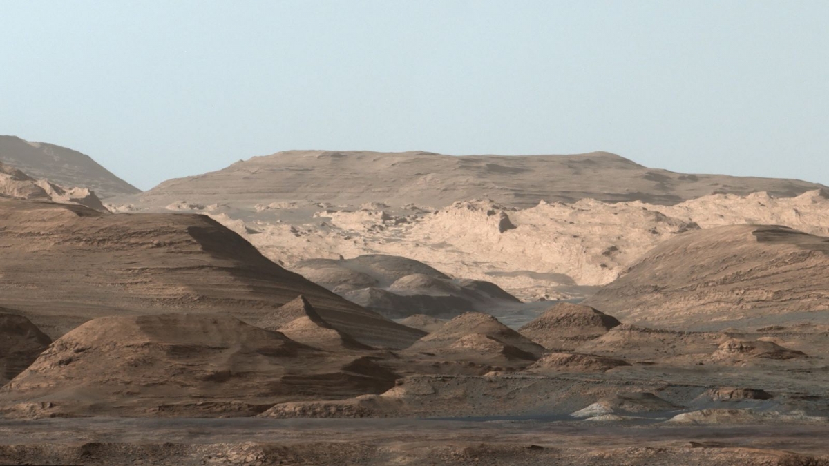 Hình ảnh ghép từ nhiều bức ảnh khác nhau cho thấy các khu vực cao hơn của núi Mount Sharp được tàu thăm dò Curiosity của NASA chụp lại vào tháng 9/2015. Sự thay đổi của các lớp khoáng chất trong hình ảnh này đã cho thấy sự thay đổi về môi trường trên sao Hỏa vào thời kỳ đầu.
