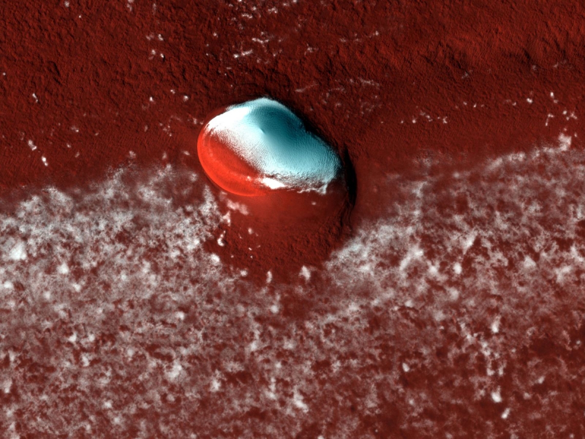 HiRISE đã ghi lại các lớp trầm tích và một khối băng sáng màu ở cực bắc của sao Hỏa.