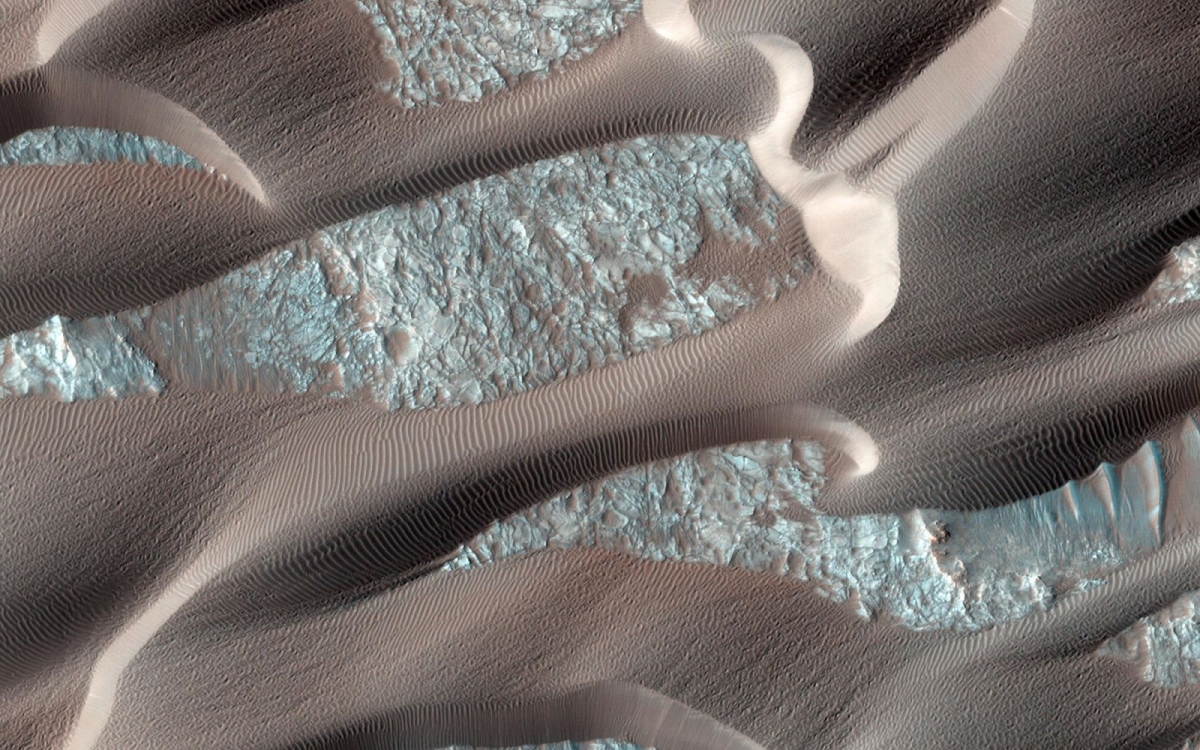 Nili Patera là một khu vực trên sao Hỏa, nơi mà những cồn cát và những gợn sóng di chuyển rất nhanh. HiRISE trên tàu Quỹ đạo Trinh sát sao Hỏa, vẫn tiếp tục quan sát khu vực này 2 tháng/lần để xem xét sự thay đổi theo mùa hàng năm.