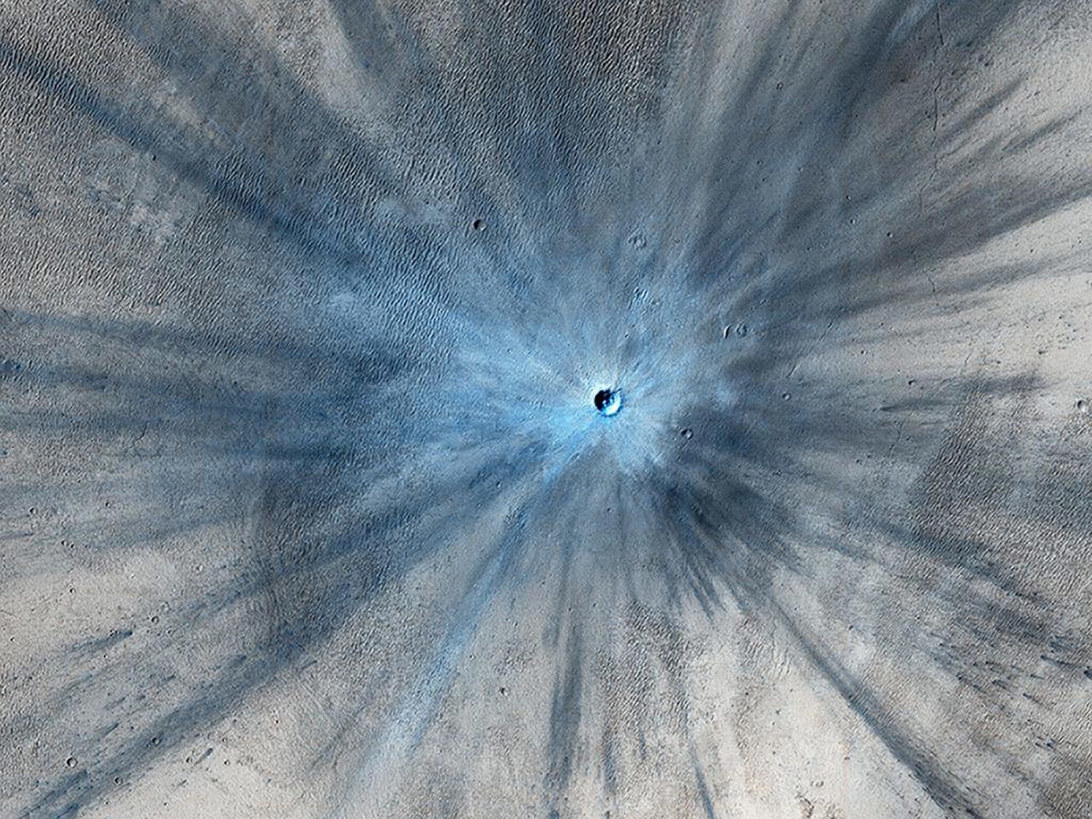 Hình ảnh ấn tượng của một miệng hố rộng hơn 30 mét trên sao Hỏa được camera HiRISE ghi lại vào tháng 11/2013.