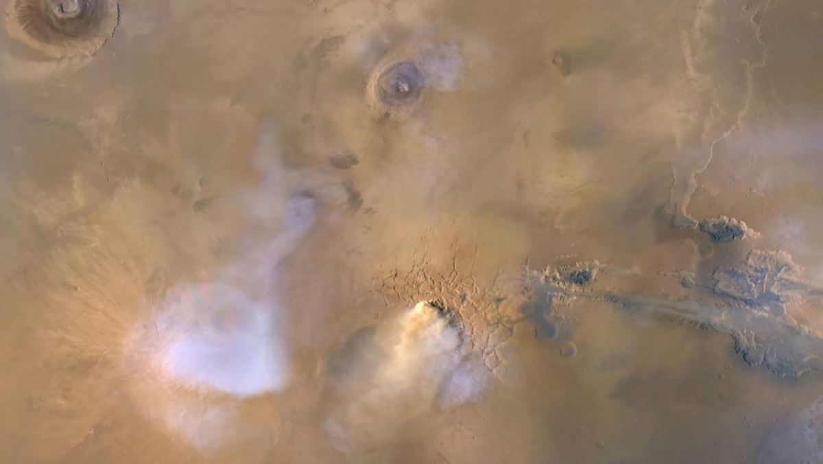 Đám mây ở trung tâm của hình ảnh này thực ra một tháp bụi xảy ra trên sao Hỏa vào năm 2010 và được tàu Quỹ đạo Trinh sát sao Hỏa ghi lại. Những đám mây màu xanh và trắng là nước bốc hơi.