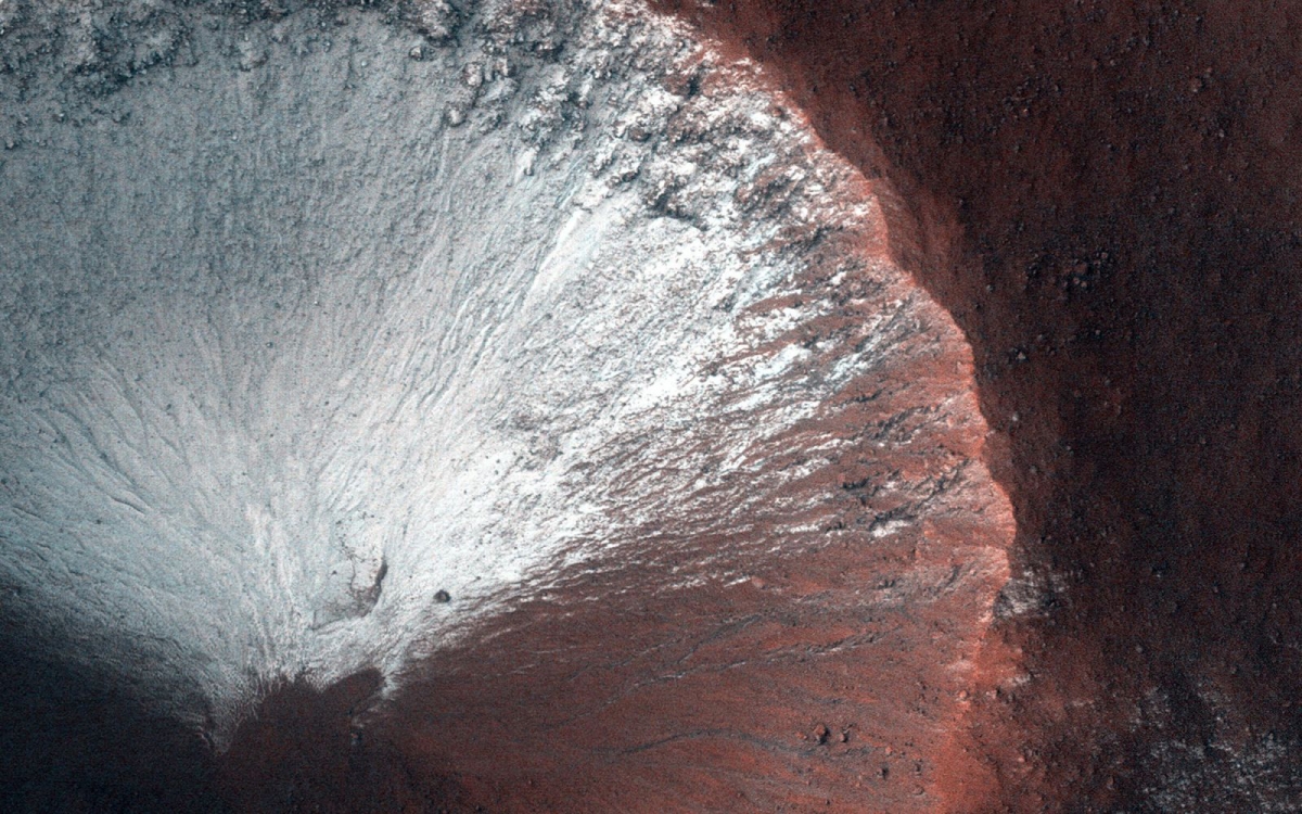 HiRISE đã ghi lại ình ảnh một miệng hố rộng khoảng 1km ở bán cầu nam của sao Hỏa vào tháng 6/2014. Miệng hố này cho thấy băng tuyết ở những sườn dốc phía nam khi sao Hỏa chuẩn bị bước sang mùa xuân.