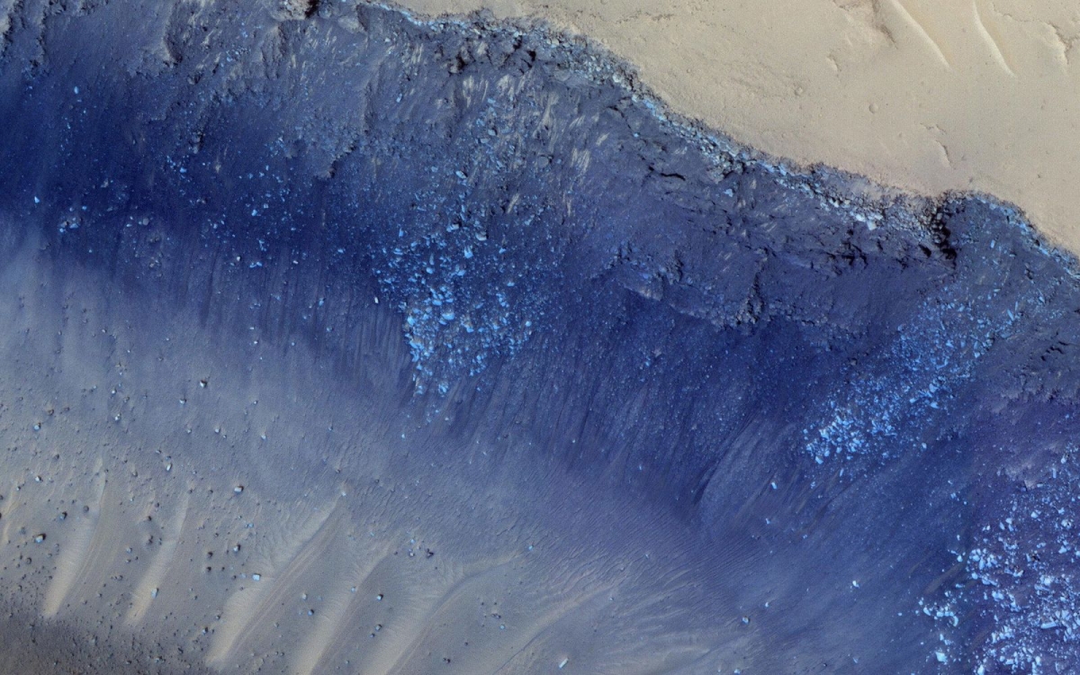 Hai cơn rung chấn lớn nhất từng được tàu Insight của NASA phát hiện dường như xuất phát từ một khu vực trên sao Hỏa gọi là Cerberus Fossae. Các nhà khoa học trước đó đã phát hiện được những dấu hiệu của hoạt động kiến tạo tại đây, bao gồm cả các trận lở đất. Hình ảnh này được camera HiRISE chụp lại./.