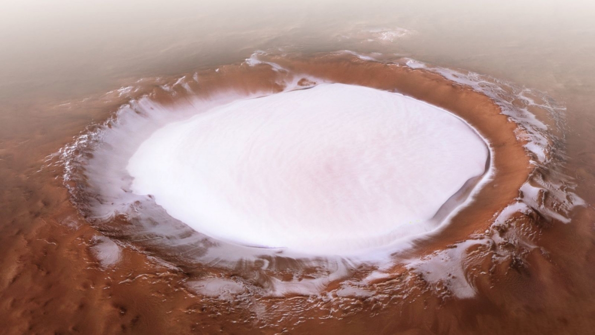 Tàu thăm dò Mars Express của Cơ quan Vũ trụ châu Âu đã ghi lại hình ảnh miệng hố Korolev này vào năm 2018, với hơn 80km nước đóng băng gần cực bắc.