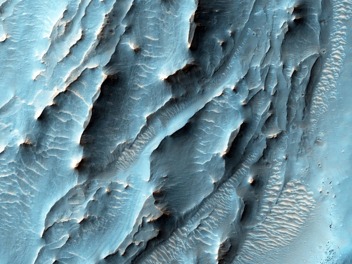 Tàu Quỹ đạo Trinh sát sao Hỏa (Mars Reconnaissance Orbiter) đã sử dụng camera HiRISE để ghi lại một khu vực với cấu trúc khác thường ở sườn phía nam của miệng hố Gale.
