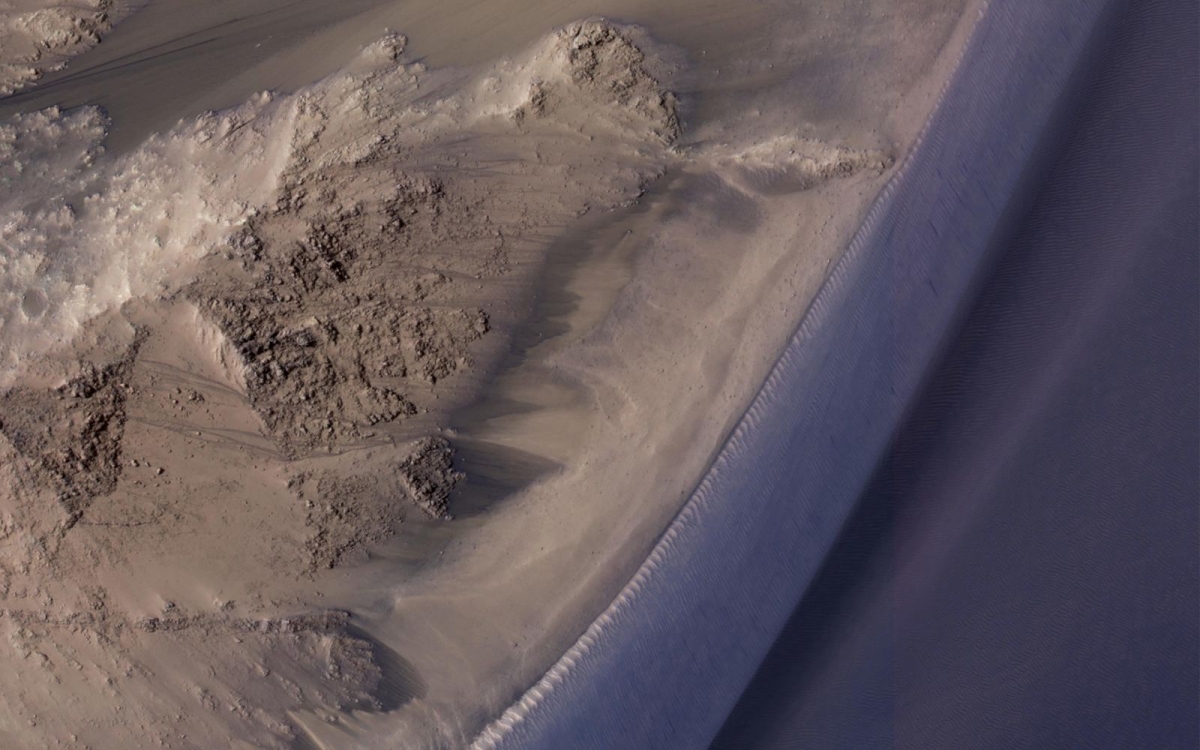 Hình ảnh này cho thấy các dòng chảy theo mùa ở Valles Marineris trên sao Hỏa.