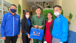 Quận đoàn Hà Đông thăm, tặng quà tân binh lên đường nhập ngũ
