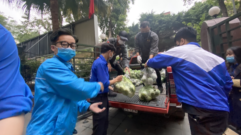 Nông sản được thành viên Câu lạc bộ xe bán tải địa hình Việt Nam và thanh niên tình nguyện vận chuyển đến các điểm tiêu thụ