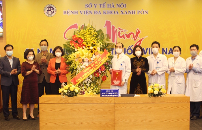 Phó Bí thư Thường trực Thành ủy Nguyễn Thị Tuyến tặng hoa chúc mừng Bệnh viện Đa khoa Xanh Pôn