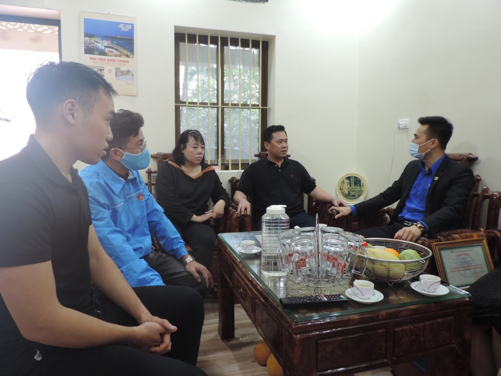 Đoàn công tác tới thăm và động viên gia đình tân binh Nguyễn Viết Tuấn Anh