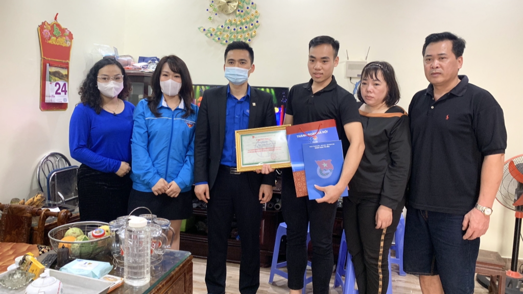 Đoàn công tác tặng quà động viên tân binh Nguyễn Viết Tuấn Anh