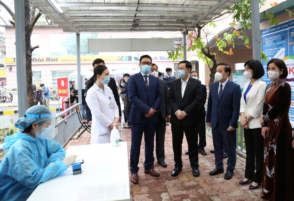 Bí thư Thành ủy Vương Đình Huệ kiểm tra công tác phòng, chống dịch Covid-19 tại Bệnh viện Thanh Nhàn