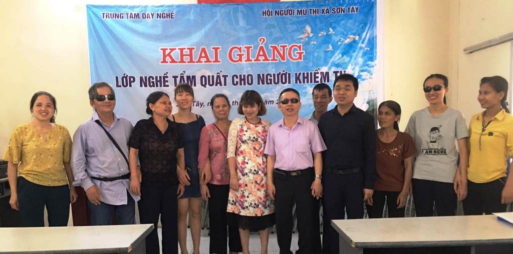 Trung tâm Dạy nghề Hội Người mù thành phố Hà Nội khai giảng lớp dạy nghề tẩm quất cho người khiếm thị