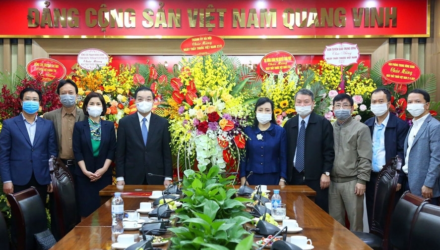 Tri ân, chúc mừng những "chiến sĩ áo trắng" thầm lặng trong công tác bảo vệ, chăm sóc sức khỏe cán bộ