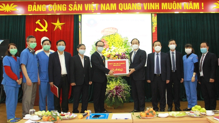 Chủ tịch HĐND Thành phố Nguyễn Ngọc Tuấn chúc mừng cán bộ, nhân viên Trung tâm 115 Hà Nội nhân Ngày Thầy thuốc Việt Nam