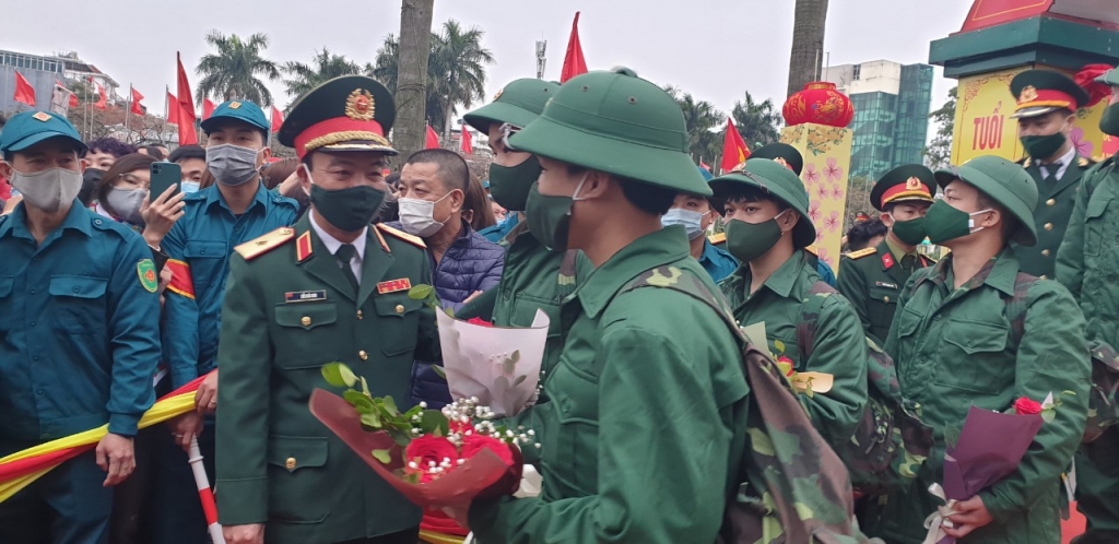 Đại diện Bộ Tư lệnh quân khu Thủ đô tặng hoa cho các tân binh trước khi lên đường nhập ngũ