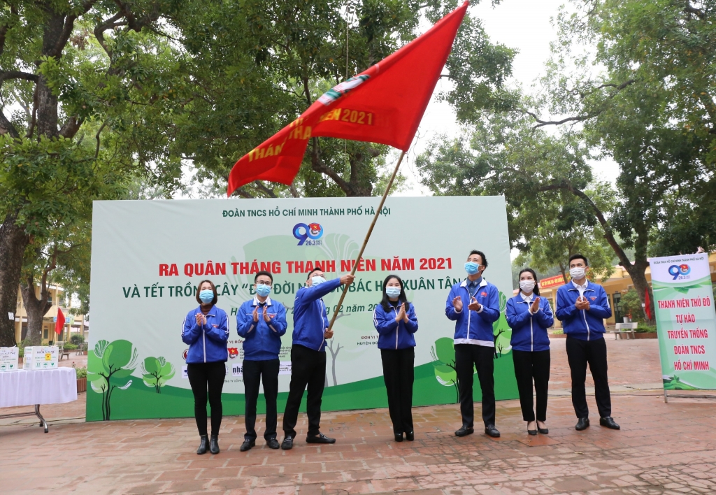 Ban Thường vụ Thành đoàn Hà Nội trao cờ xuất quân Tháng Thanh niên năm 2021