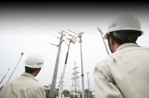 EVNHANOI áp dụng sửa chữa điện "nóng" để phục vụ khách hàng tốt hơn