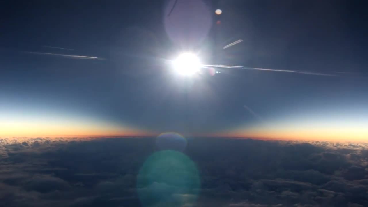 Ngỡ ngàng cảnh tượng nhật thực đẹp ngoạn mục nhìn từ máy bay