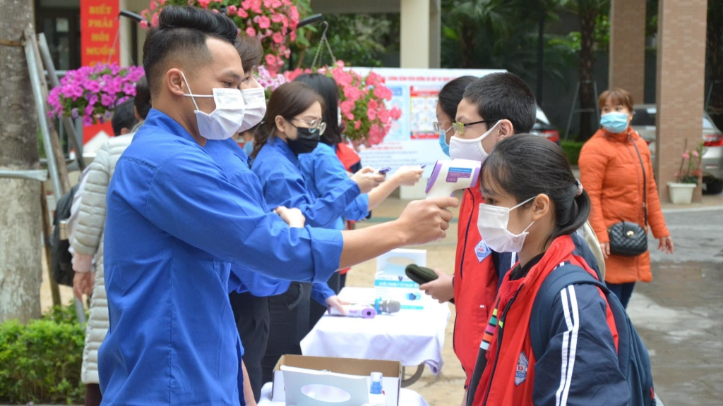 Đoàn viên, thanh niên quận Thanh Xuân hỗ trợ đo thân nhiệt cho học sinh