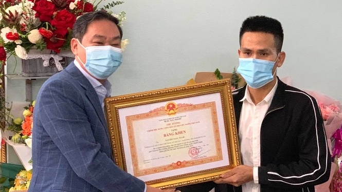 Trao bằng khen của Thủ tướng cho anh Nguyễn Ngọc Mạnh