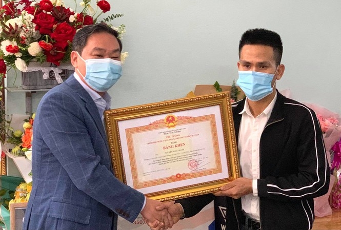 hó Chủ tịch thường trực UBND thành phố Hà Nội Lê Hồng Sơn trao tặng bằng khen của Thủ tướng cho anh Nguyễn Ngọc Mạnh.