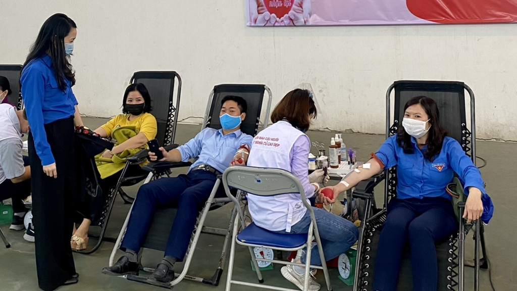 Ngay sau lễ ra quân tuổi trẻ huyện Mê Linh tham gia hiến máu tình nguyện