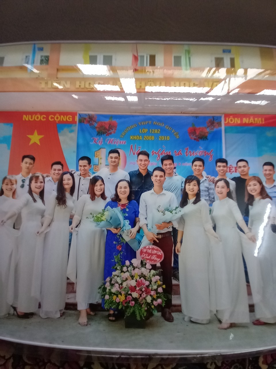 Cô giáo Trần Thị Tiểu gặp lại cậu học sinh cũ Nguyễn Ngọc Mạnh (bên trên, thứ 3 từ trái sang) vào năm 2020