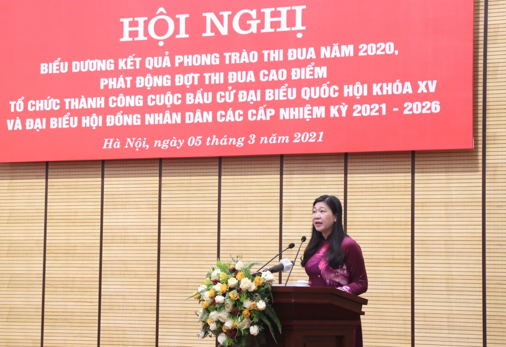 Chủ tịch Ủy ban MTTQ Việt Nam TP Hà Nội Nguyễn Lan Hương phát biểu tham luận tại hội nghị