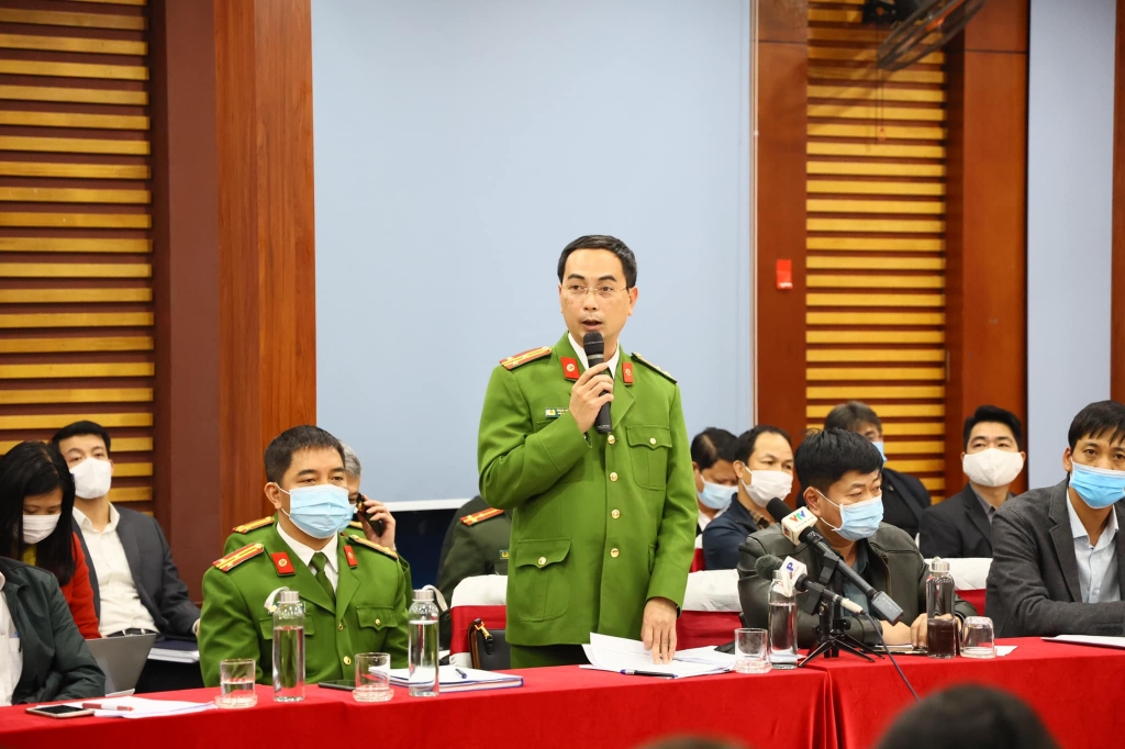 Thượng tá Phạm Đức Thắng - Phó phòng Cảnh sát môi trường, Công an TP Hà Nội thông tin tại buổi họp báo