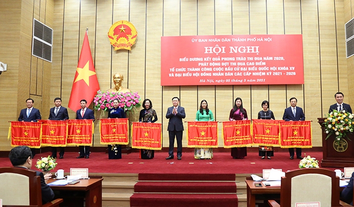 Bí thư Thành ủy Vương Đình Huệ trao Cờ thi đua của Chính phủ cho các tập thể