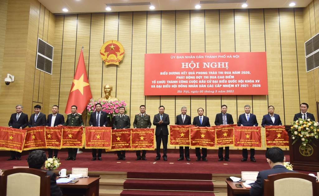 Phó Bí thư Thành ủy Nguyễn Văn Phong trao Cờ thi đua của Thành phố cho các đơn vị