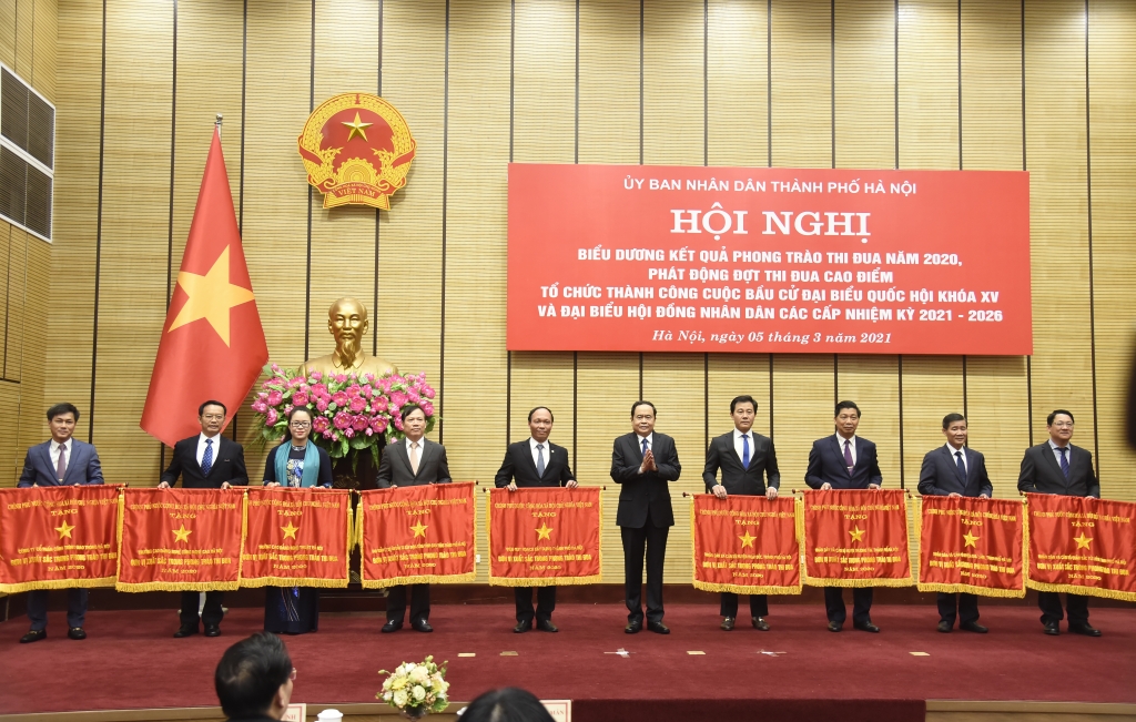 Chủ tịch Ủy ban Trung ương MTTQ Việt Nam Trần Thanh Mẫn trao Cờ thi đua của Chính phủ cho các đơn vị