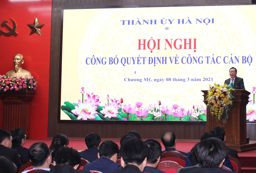 Phó Bí thư Thành ủy Hà Nội Nguyễn Văn Phong phát biểu tại hội nghị.