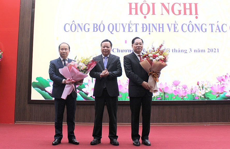 Phó Bí thư Thành ủy Hà Nội Nguyễn Văn Phong tặng hoa chúc mừng hai đồng chí nhận nhiệm vụ mới