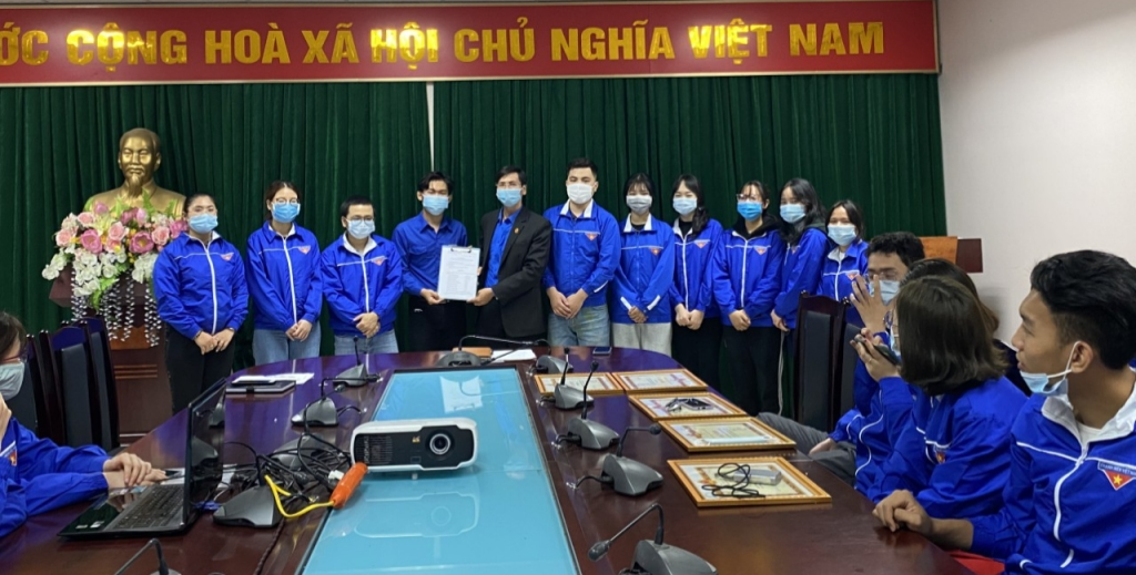 trao quyết định thành lập câu lạc bộ Báo cáo viên trẻ trao quyết định thành lập câu lạc bộ Báo cáo viên trẻ