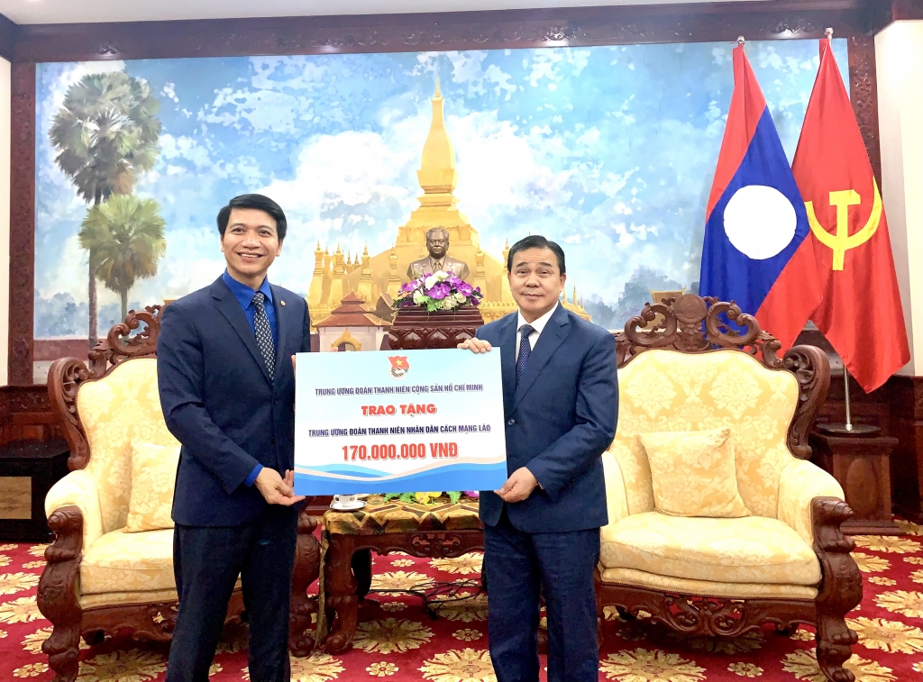 Thông qua Đại sứ quán, Bí thư Trung ương Đoàn Nguyễn Ngọc Lương trao tiền hỗ trợ tới Trung ương Đoàn Lào phục vụ một phần chương trình hợp tác Thanh niên