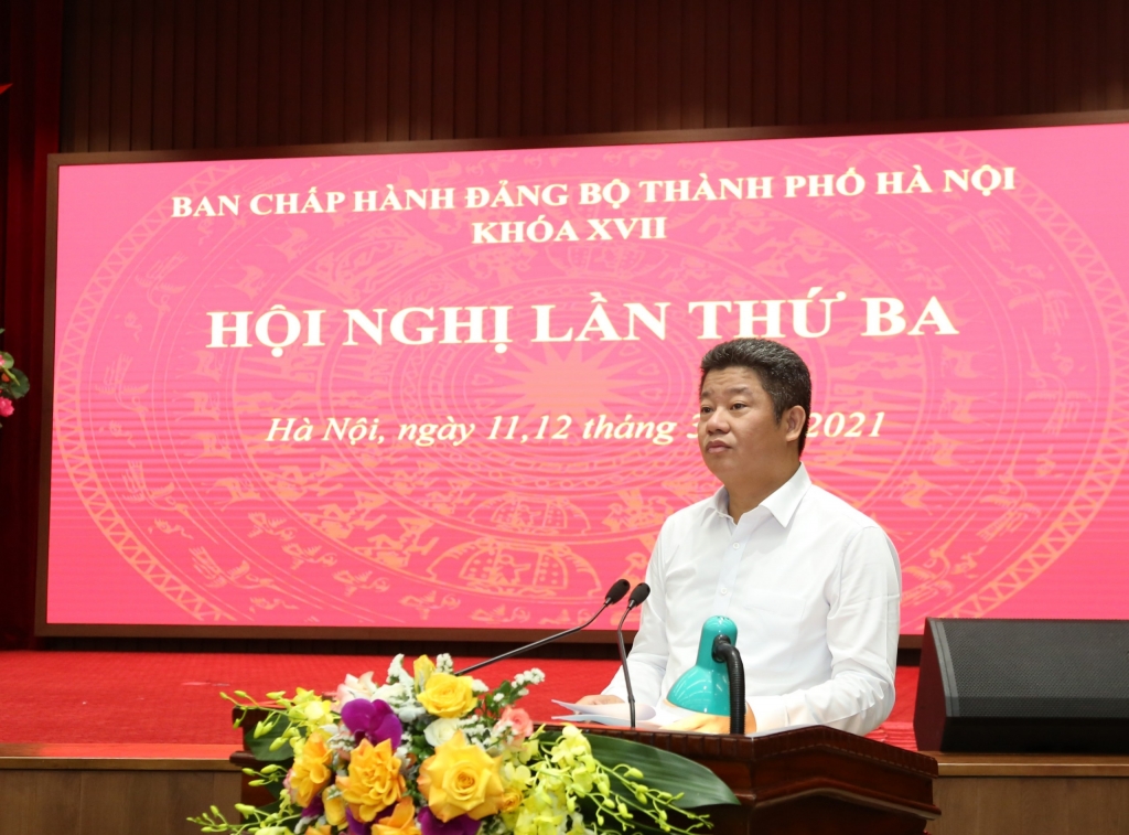 Phó Chủ tịch UBND thành phố Nguyễn Mạnh Quyền trình bày Chương trình số 04-CTr/TU