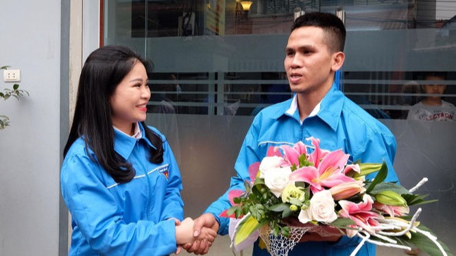 Thành ủy viên, Bí thư Thành đoàn Hà Nội Chu Hồng Minh tặng hoa Nguyễn Ngọc Mạnh
